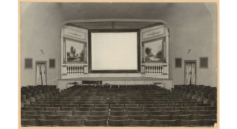 Uma sala de cinema com a plateia vazia.